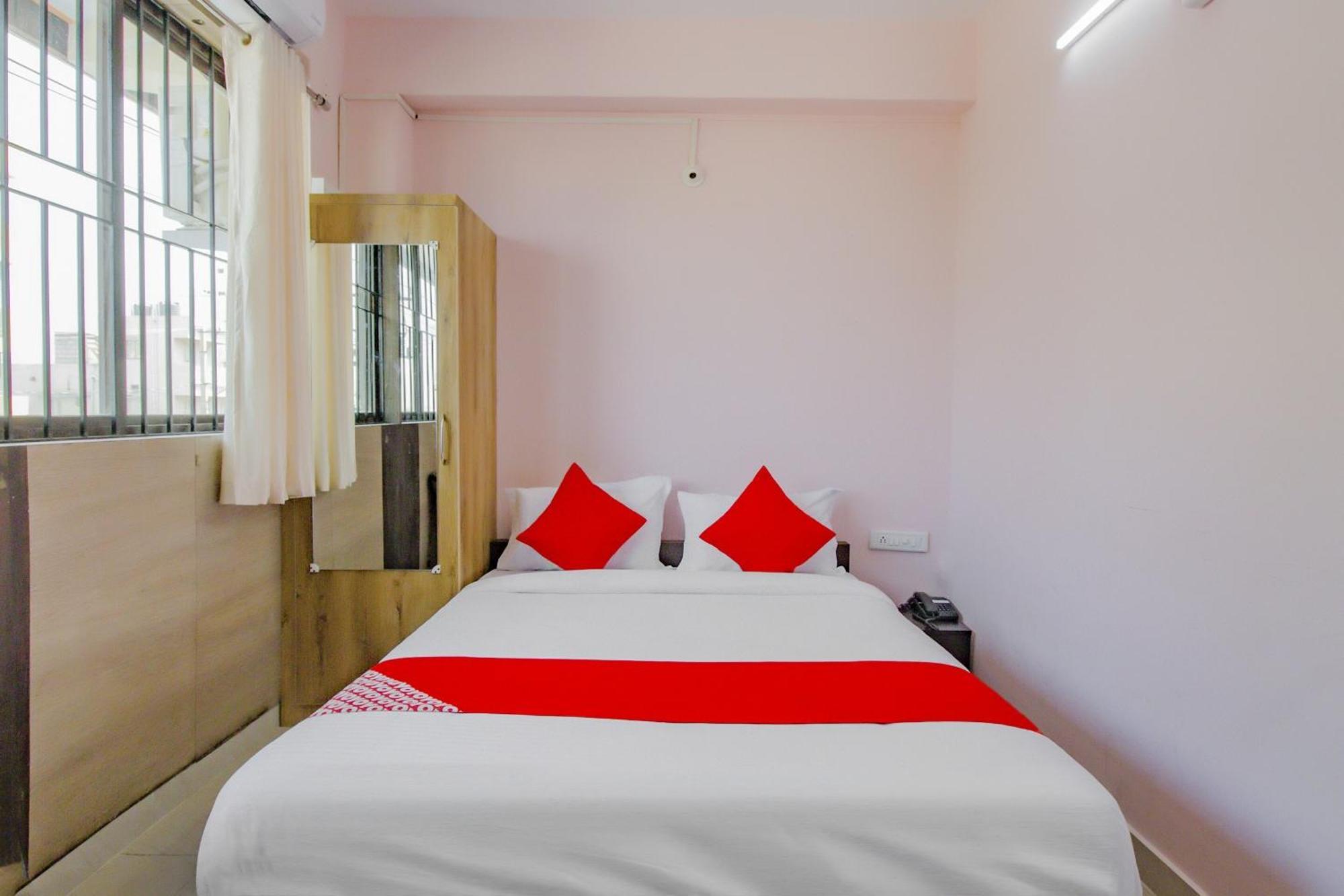 Oyo 79181 Sri Dhanalakshmi Boarding & Lodging Bangalore Luaran gambar