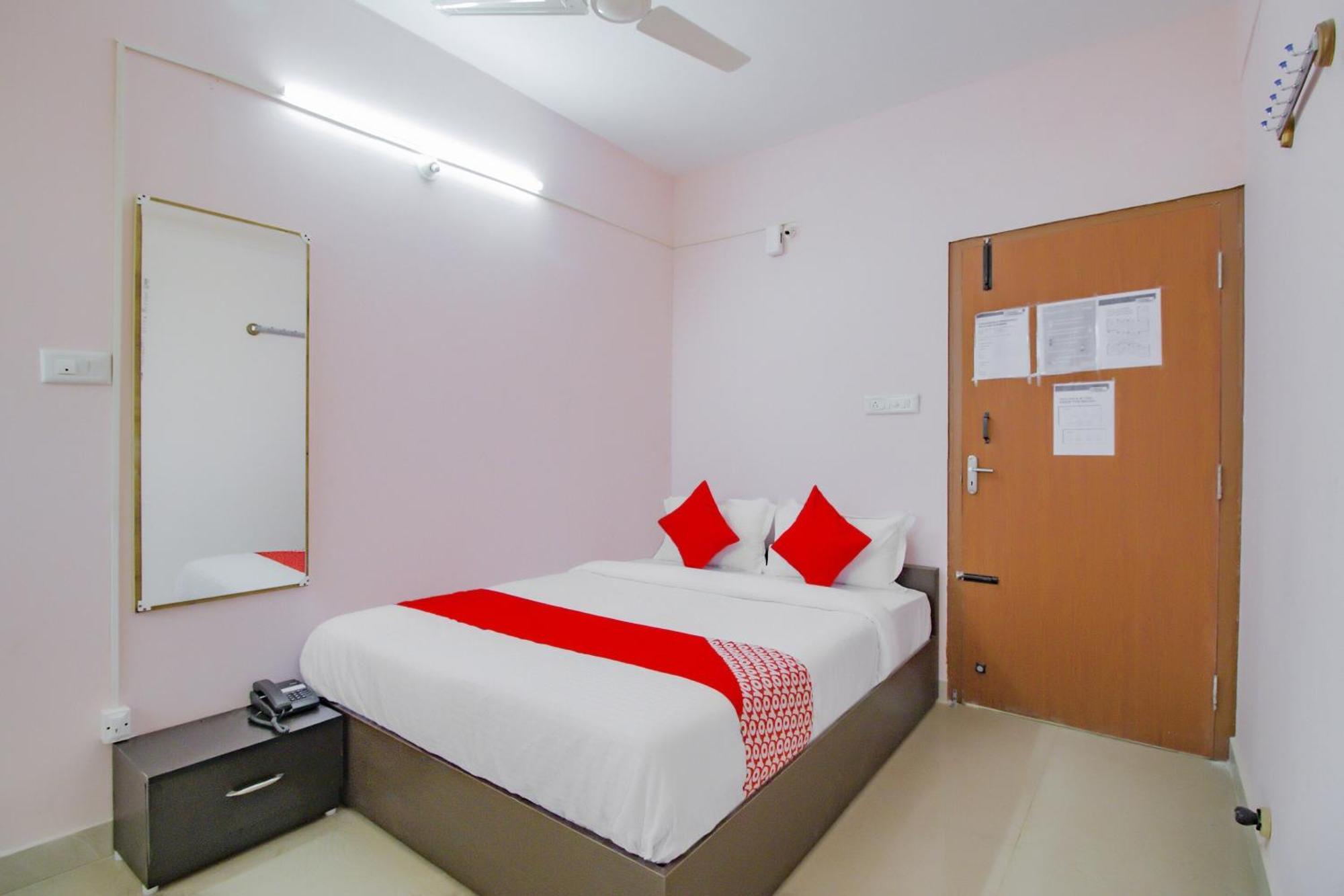 Oyo 79181 Sri Dhanalakshmi Boarding & Lodging Bangalore Luaran gambar
