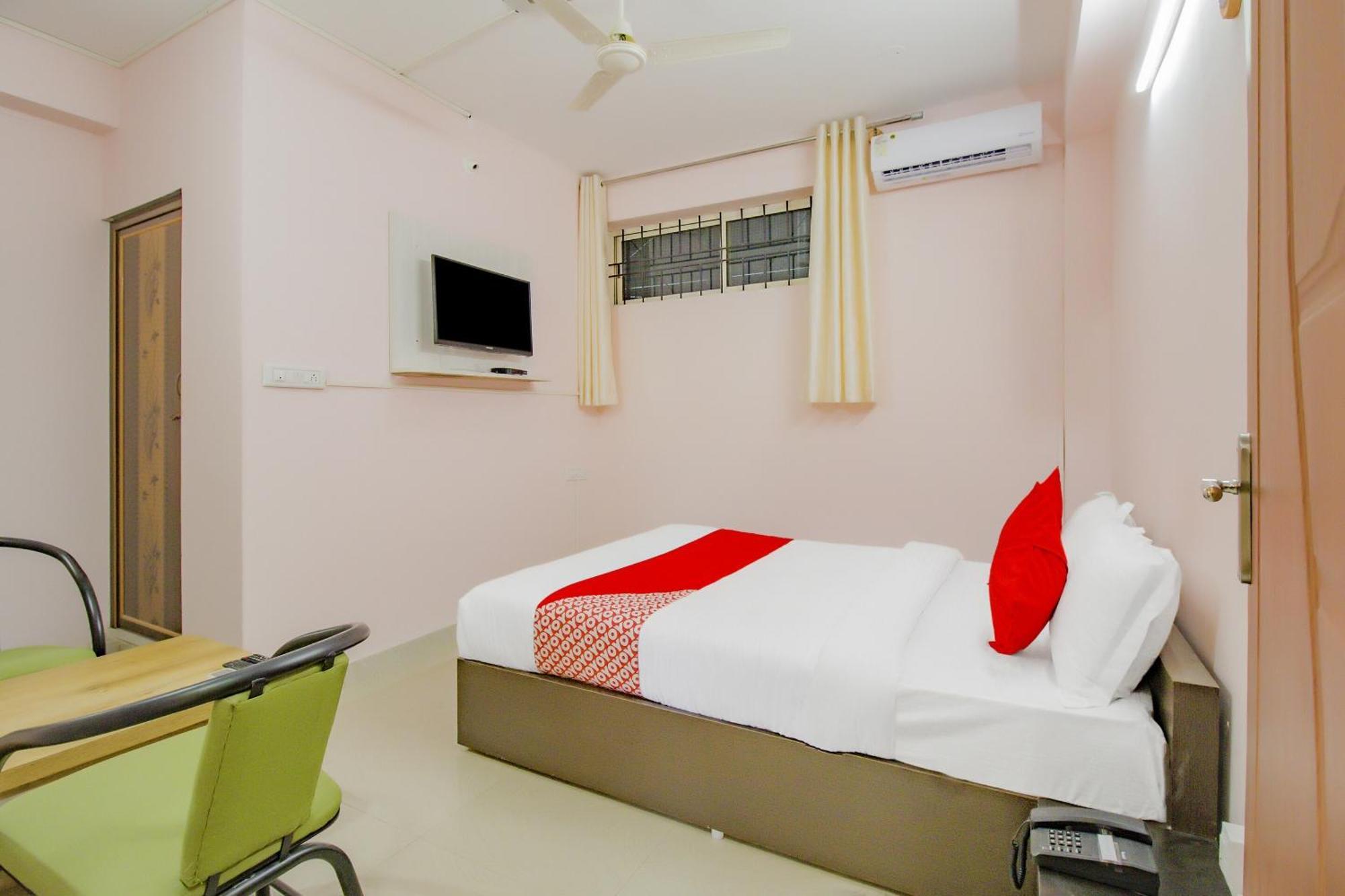Oyo 79181 Sri Dhanalakshmi Boarding & Lodging Bangalore Luaran gambar